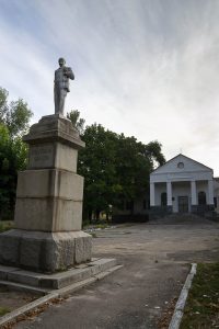 До недавнего времени площадку перед сельским клубом украшал гипсовый Владимир Ильич на гранитном постаменте. Фигура поражала своими дивными пропорциями.