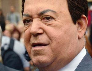 Iosif Kobzon smotrit iskosa