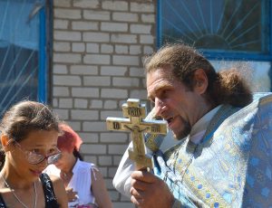 svyashhennik s krestom