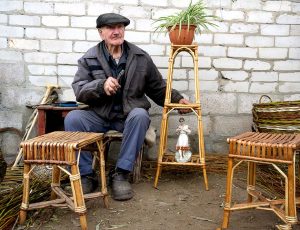 Сельский альбом 27 его узловатые, искореженные трудом пальцы гнули толстые ивовые прутья, сплетая их в единое целое