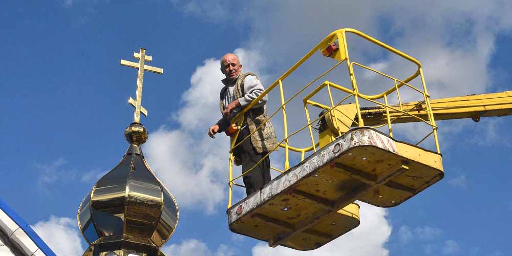 Архангелы в спецовкахкрестов на куполах храма Покрова Пресвятой Богородицы в г.Васильевка