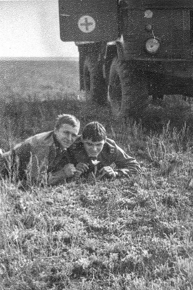 Тайная фотография Советской армии 11 Первые весенние цветы в степи это тюльпаны