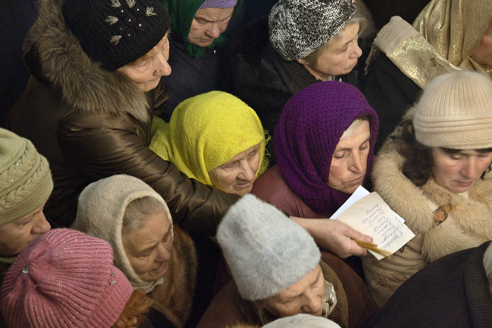 На клиросе 8 Передают записки