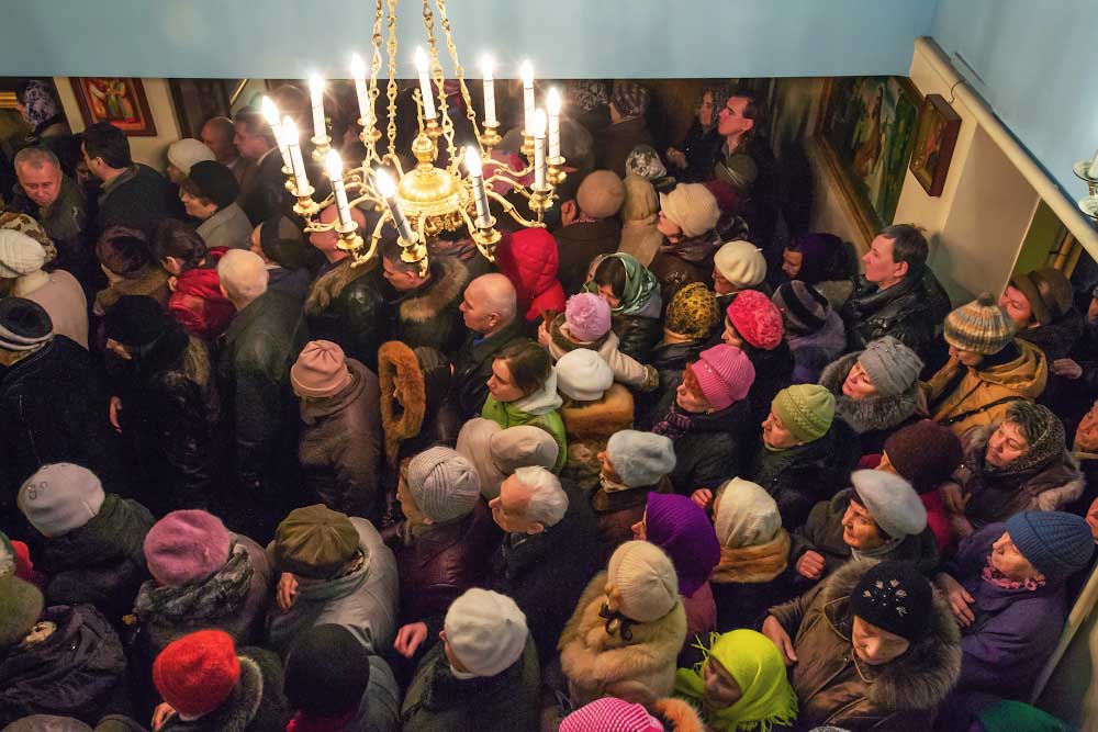 На клиросе 2 Перед глазами просто людское море, стоят впритык, друг к другу