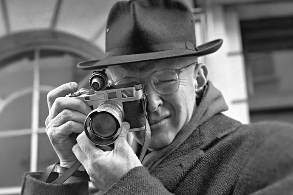 Современный фланёр: уличные фотографы как городские наблюдатели 3 Анри Картье Брессон с камерой Лейка 1957