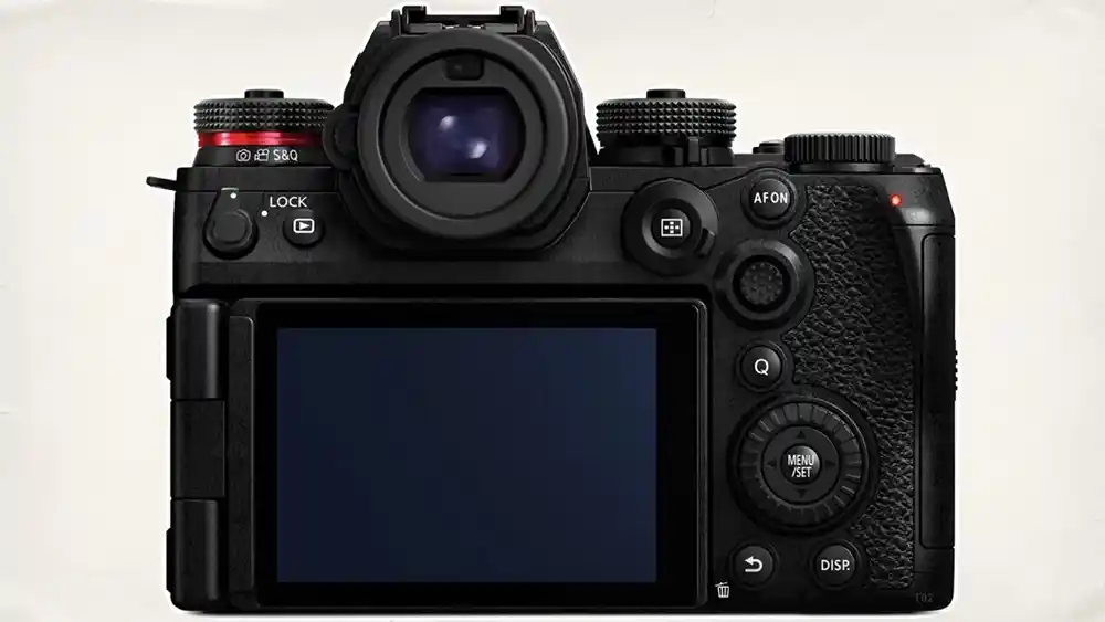 Panasonic представляет полнокадровую камеру Lumix S1RII 3 Panasonic-LUMIX-S1RII вид на поворотный дисплей