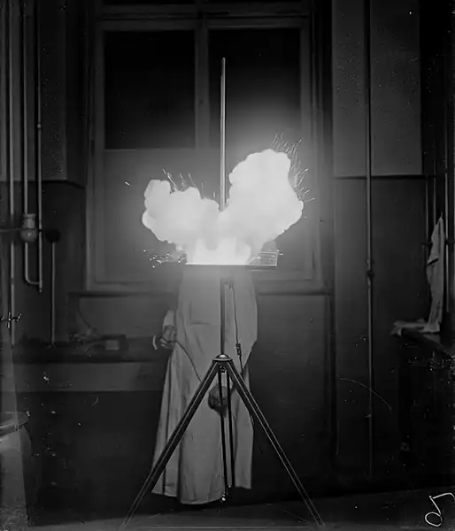 Блестящая история магниевой флэш-фотографии 1 Лабораторная демонстрация сжигания магния