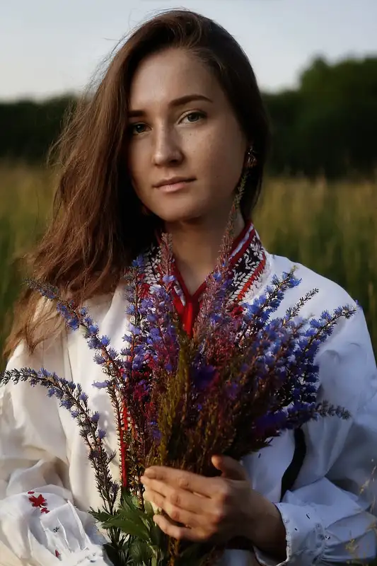 Співпраця портретного фотографа з ШІ 1 Портрет украинской девушки с букетом полевых цветов