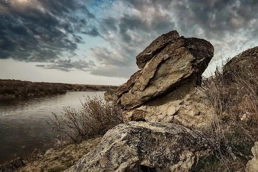 Добре забуте старе, або можливості ШІ для творчої фотографїї 6 скалы на Днепре
