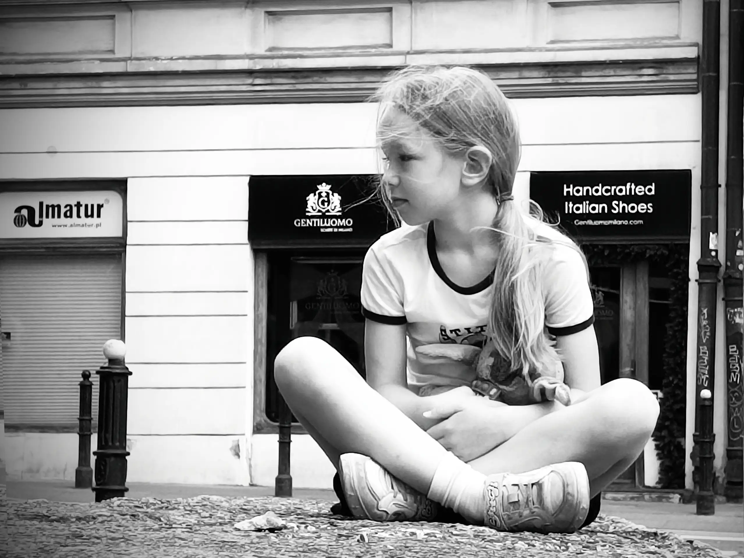 девочка, сидящая на асфальте вариант кадрирования