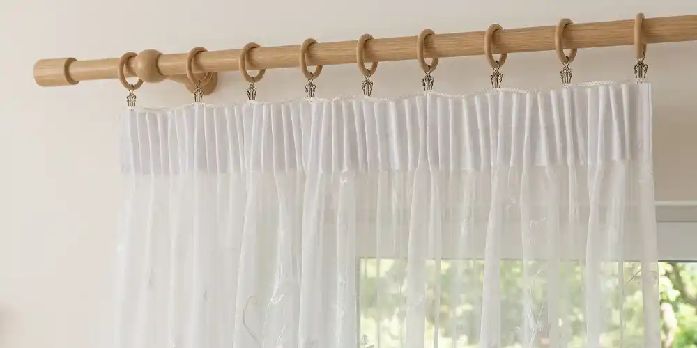 Як тасьма змінює вигляд тюлю на вікні